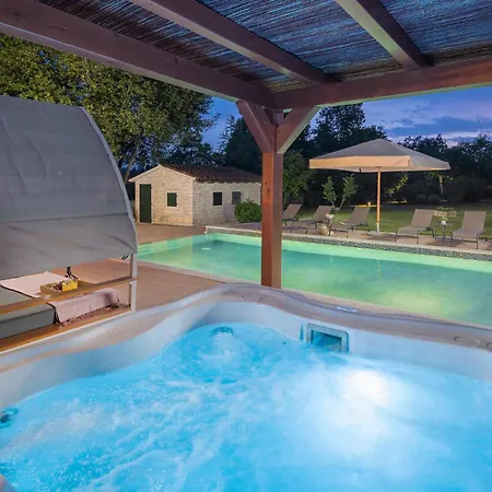 Hébergement de vacances Stunning In With Sauna Tinjan