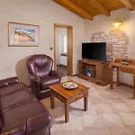 Feriehus Stunning In With Sauna Tinjan