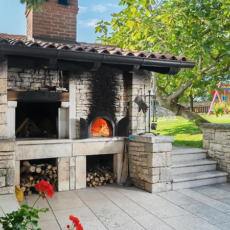 In With Jacuzzi Σπίτι διακοπών Tinjan
